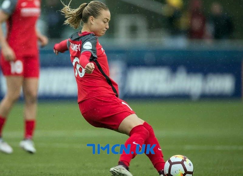 Các mốc thời điểm vàng son của Emily Sonnett