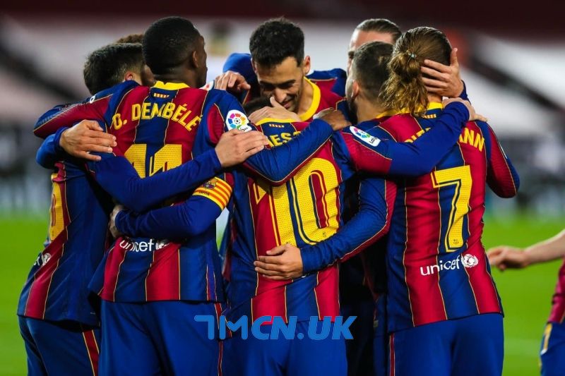 Đội hình Barca đoàn kết trước trận đấu