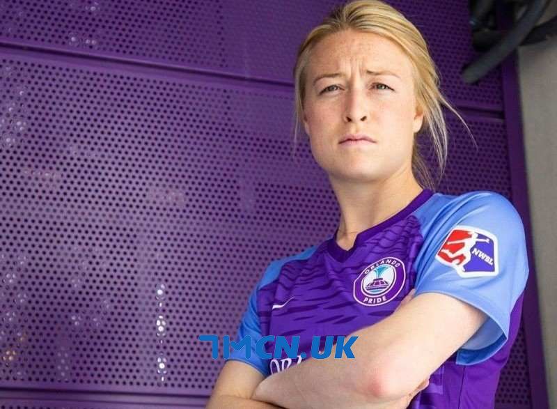 Cầu thủ Emily Sonnett là ai?